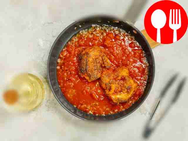 Потушите отбивные в соусе. На сковороде с...