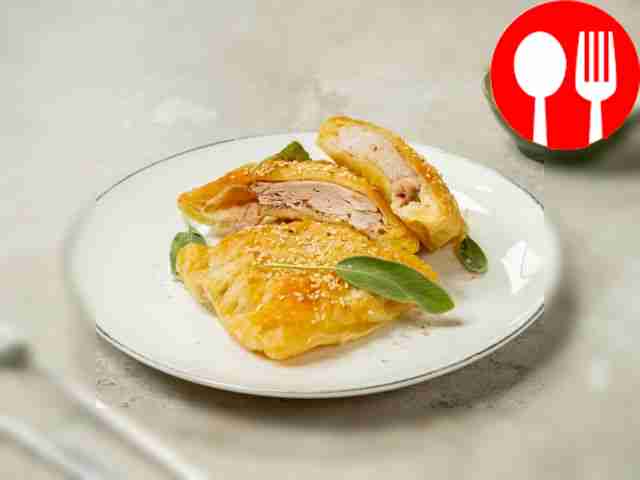 Отбивная в слоеном тесте