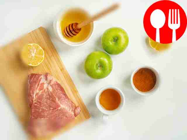 Свиное филе промойте, нарежьте поперек волокон...