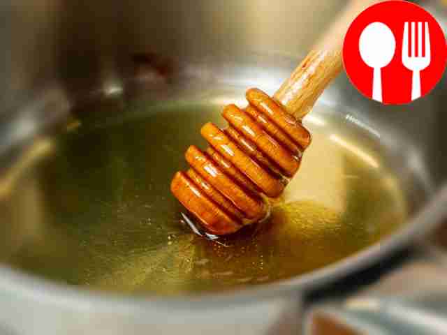 Запеките мясо с яблоками. Обеими сторонами...