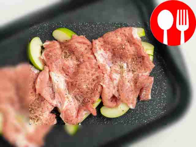 Приготовьте соус: растворите мед в тёплой...