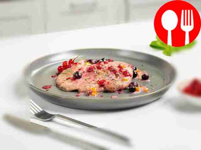 Отбивная с ягодами