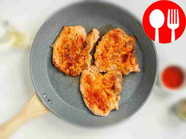 Подготовьте мясо: натрите куски паприкой,...