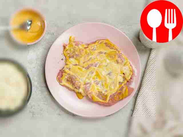 Замаринуйте мясо. Разложите порционные куски...