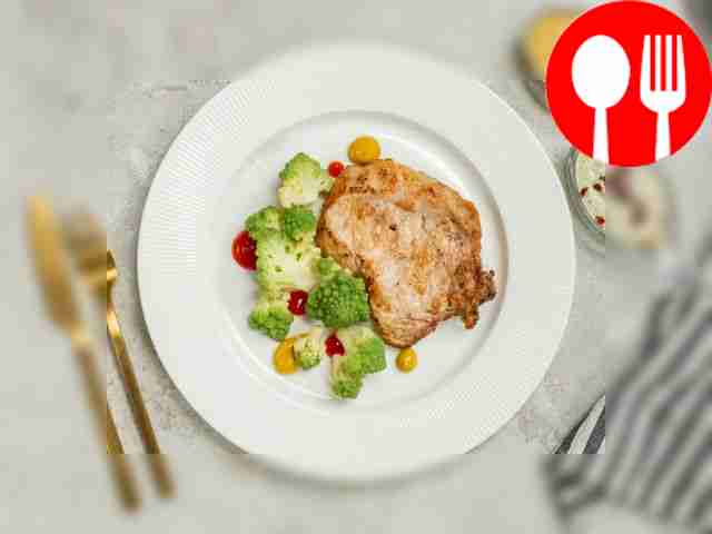 Подавайте горячие отбивные, заправленные...