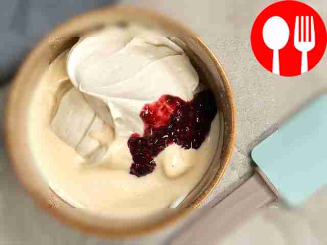 Приготовьте основу из ягод и сливок. Ежевику...