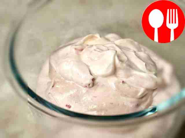 Охладите ежевичный пломбир. Переложите его в...