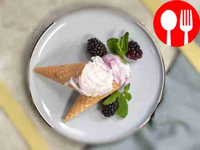 При подаче украсьте пломбир свежей ежевикой.