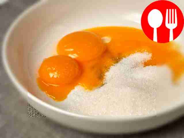 Приготовьте заварную основу. Соедините желтки...