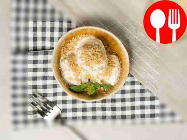 С помощью обычной или кондитерской ложки...