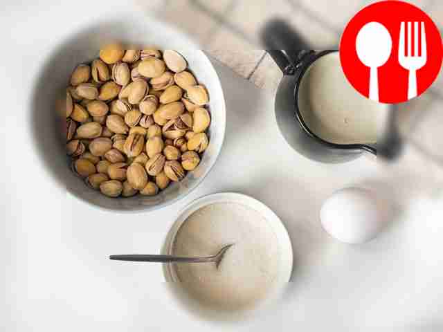 Очистите фисташки от оболочки. Отложите часть...