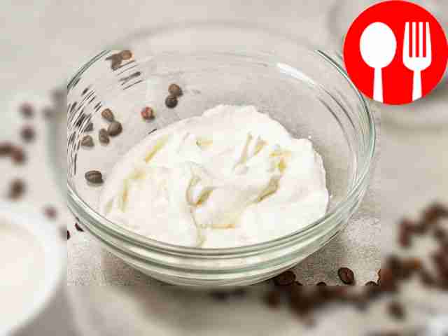 Взбейте сливочный крем: взбивайте сливки...