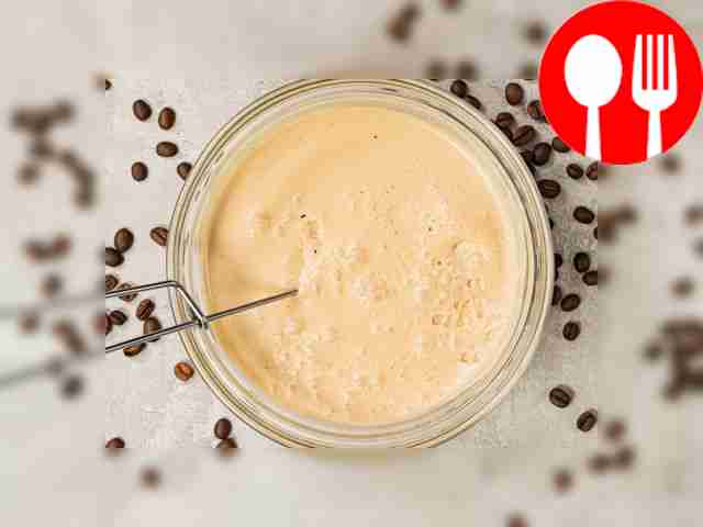 Приготовьте кофейный ликер. Тщательно смешайте...