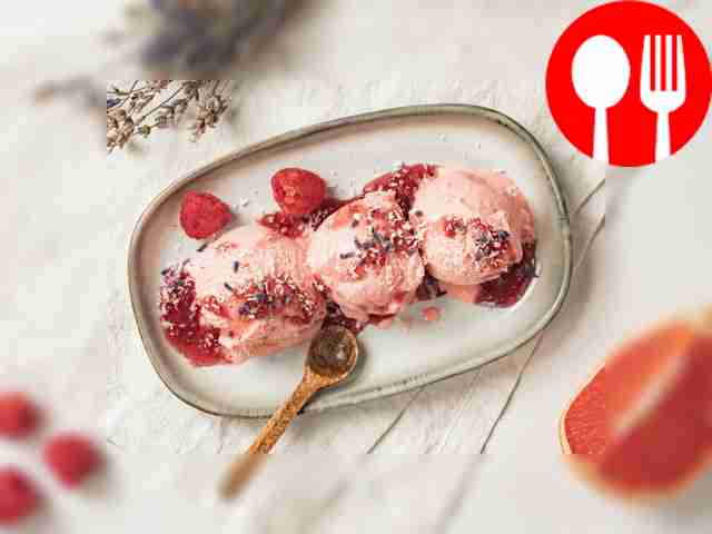 Подавайте пломбир с ягодами как свежими, так и...