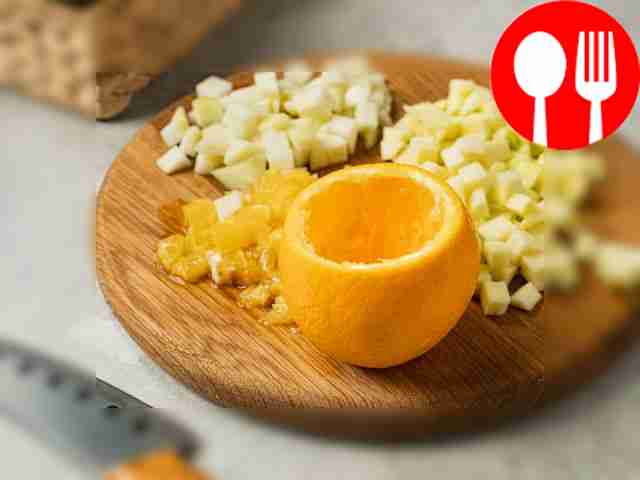 Нарежьте фрукты. Очистите айву и грушу от...