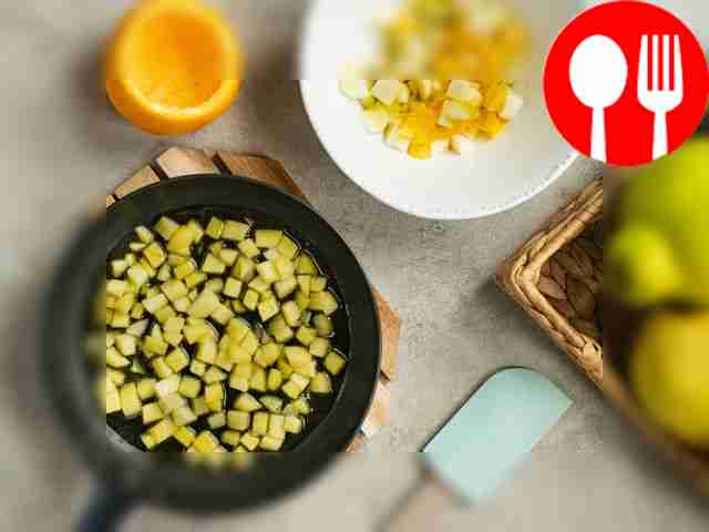 Поджарьте айву до карамелизации. Растопите на...