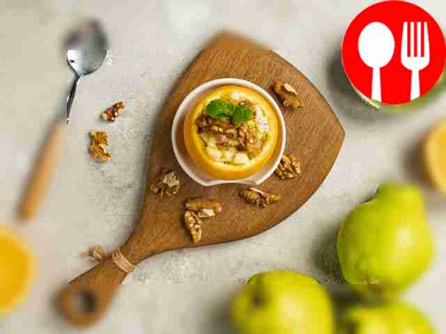 Подайте салат из айвы с фруктами, посыпав его...