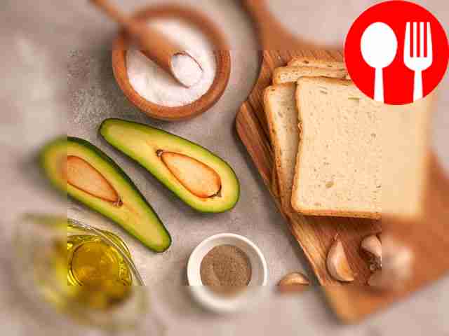 Подготовьте ингредиенты для тостов с авокадо....