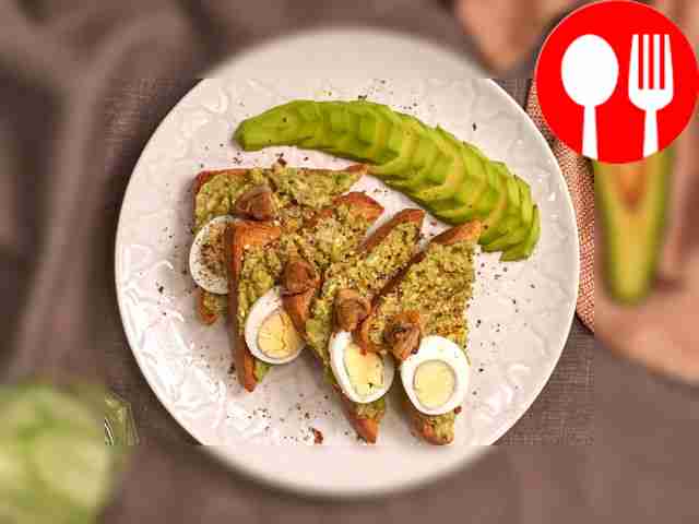 Посыпьте сверху тосты морской солью и перцем и...