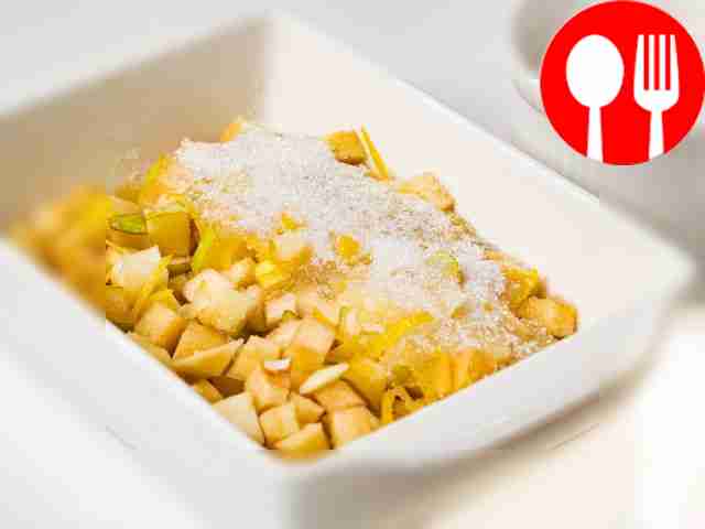 Подготовьте фрукты. Неочищенные плоды нарежьте...