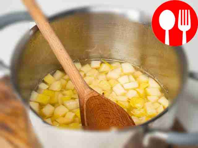 Поставьте кастрюлю с айвой на огонь, доведите...