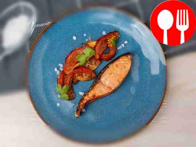 Лосось с гранатовым соком и помидорами