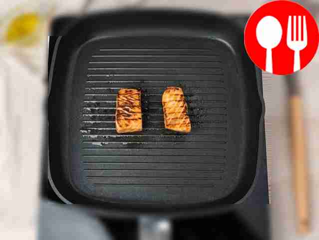 Разогрейте сковороду-гриль или обычную...