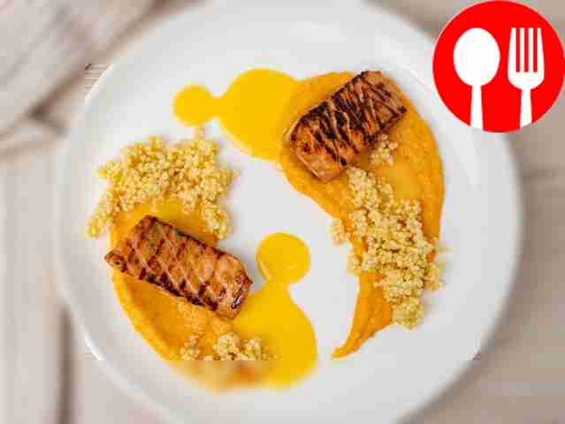 Лосось с пюре из тыквы и пшеном