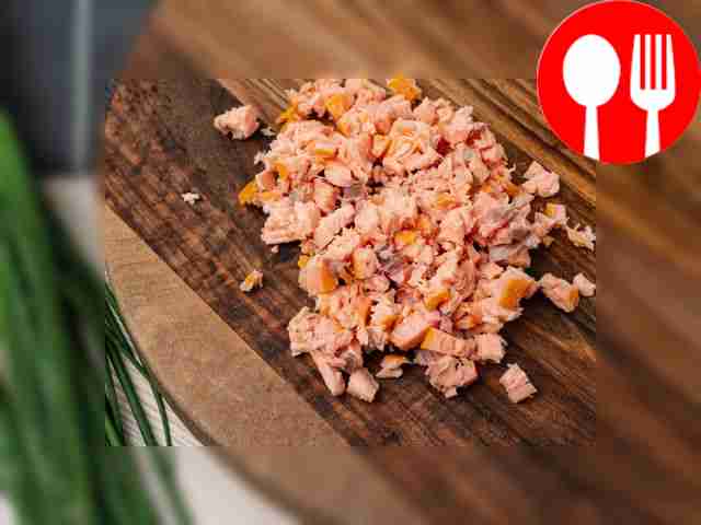 Рыбу, лук и оливки мелко нарежьте; сыр натрите...