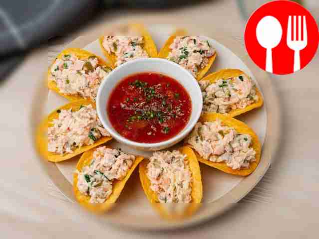 Закуска из чипсов с копченой семгой и оливками