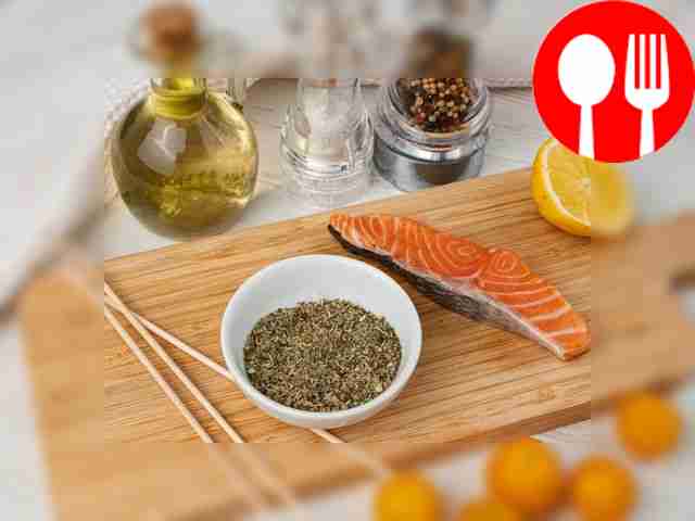 Разморозьте рыбу и снимите с неё чешую....