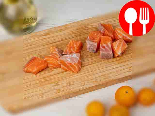 Порежьте рыбу крупными кубиками.