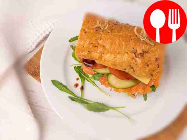 Багет с семгой и овощами