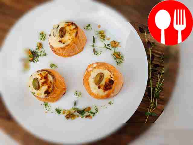 Запеченные рулетики из семги с творогом