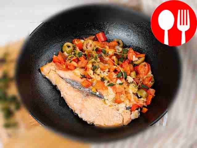 Запеченная в фольге семга с помидорами