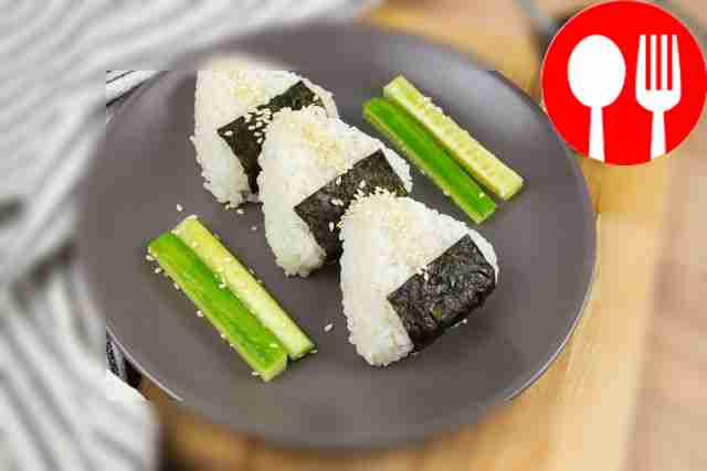 Онигири в мультиварке с морской капустой и огурцом