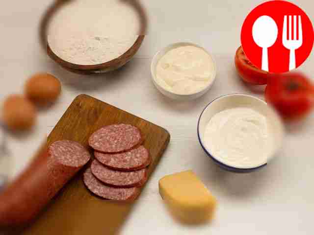 Порежьте колбасу небольшими кубиками, помидоры...