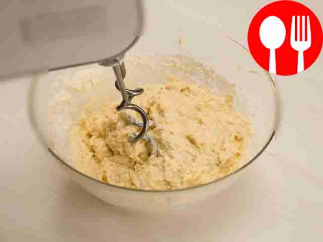 Смешайте муку с яйцами, сметаной и майонезом,...