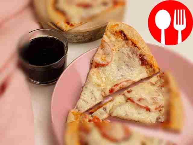 Простая пицца с салями и сыром на майонезе