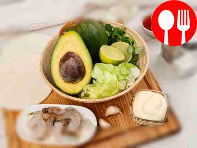 Разморозьте креветки и тщательно промойте их....