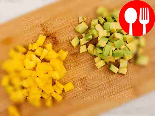Удалите манго от косточки и нарежьте мякоть...