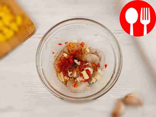 Почистив креветки от панциря, уложите их в...