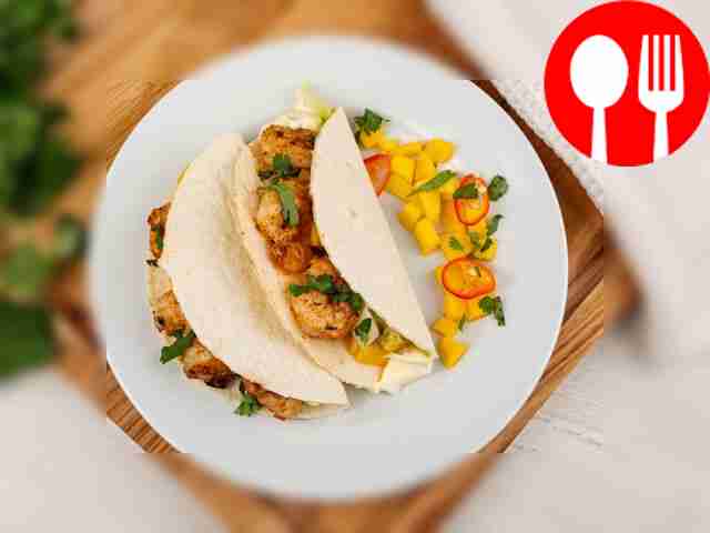 Тако с креветками, манго и авокадо