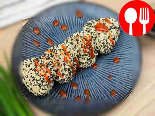 Онигири с копченой горбушей и зеленым луком