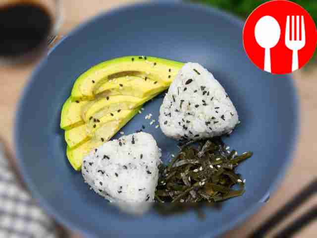 ПП онигири с авокадо и огурцом