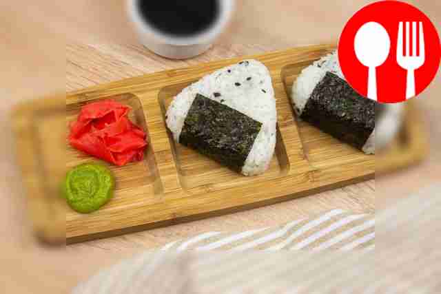 Онигири с авокадо и чесноком