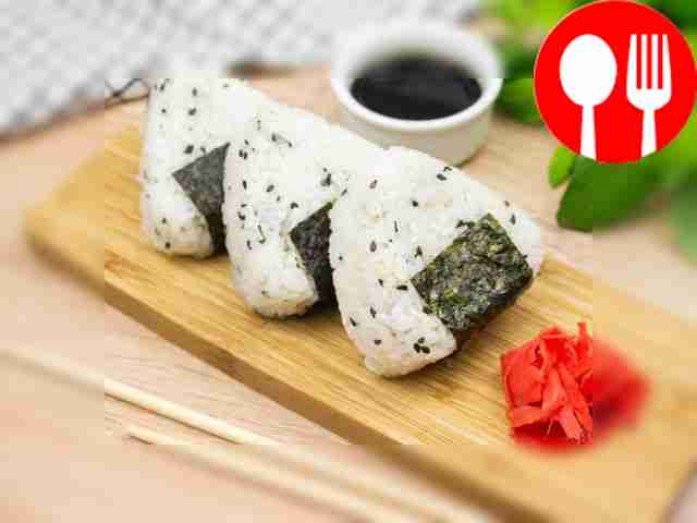 Онигири с печенью трески, базиликом и кинзой