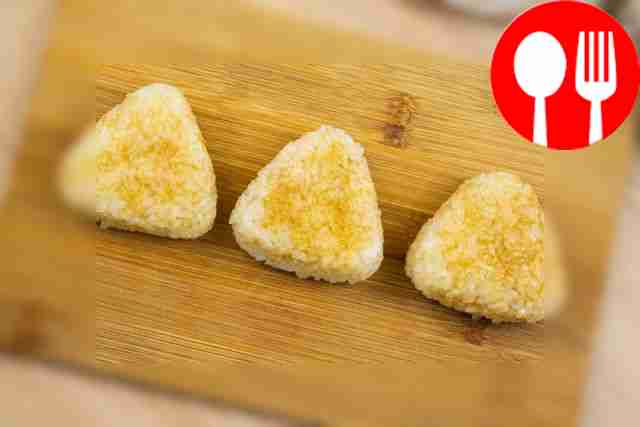 Соедините соевый соус с мирином.