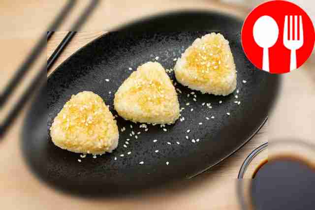 Блюдо уже готово! Разложите онигири по тарелке...