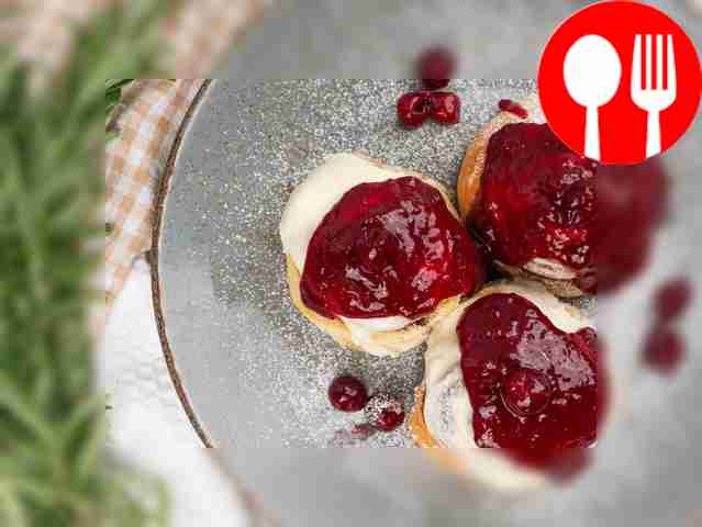 Синнабоны с вишневым топингом